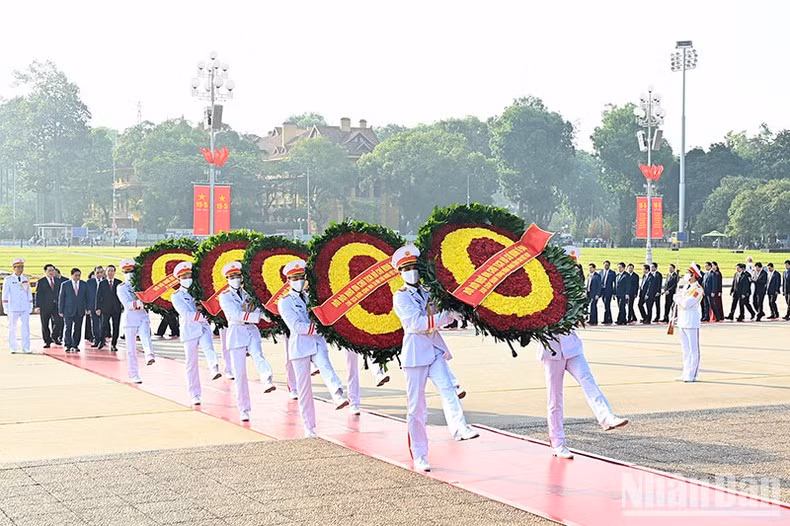The delegation's wreath carries the words "forever grateful to the great President Ho Chi Minh”. The delegation's wreath carries the words "forever grateful to the great President Ho Chi Minh”.