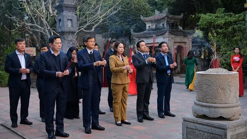 Vice President Vo Thi Anh Xuan offers incense at the Hoa Lu Ancient Capital Special National Monument. (Photo: TRUONG GIANG)