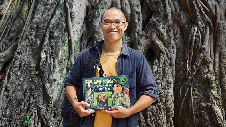 Painter Jeet Zdung and the book “Saving Sorya: Chang and the Sun Bear” (Photo: Nguyen Kim Long).