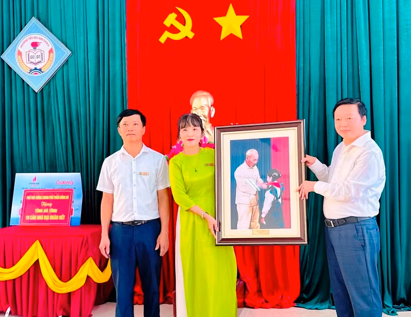 Deputy PM Tran Hong Ha presents gifts to Son Chau Primary School.