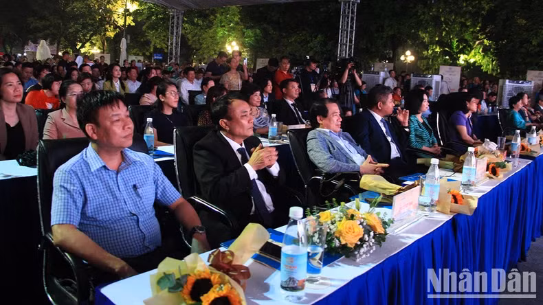 The delegates attend the opening ceremony for the festival. (Photo: Ha Nam) The delegates attend the opening ceremony for the festival. (Photo: Ha Nam)