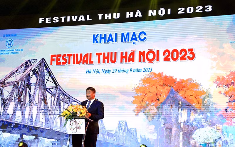 Vice Chairman of Hanoi Municipal People’s Committee Nguyen Manh Quyen speaks at the opening ceremony of the 2023 Hanoi Autumn Festival. (Photo: Ha Nam)