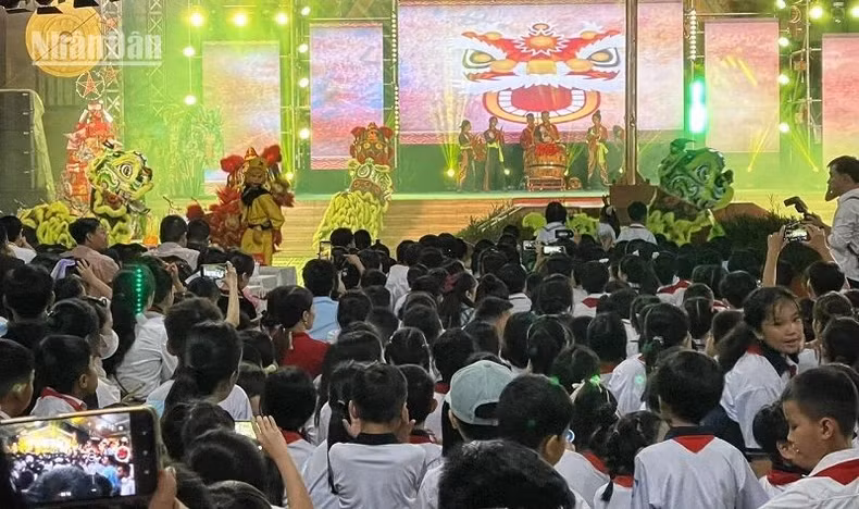 Children enjoy lion and dragon dances and unique art performances.