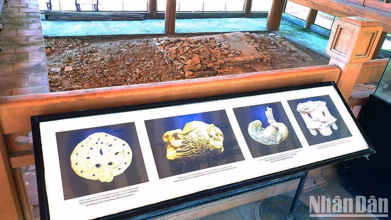 In addition, many relics were discovered such as bricks, the Amitabha Buddha statue’s pedestal made of blue stone, a lotus flower foot and terracotta seeds.