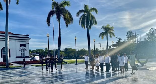 The Vietnamese delegate pays tribute to Cuban national heroes and revolutionary leaders at the Santa Ifigenia Cemetery. (Photo: VNA)