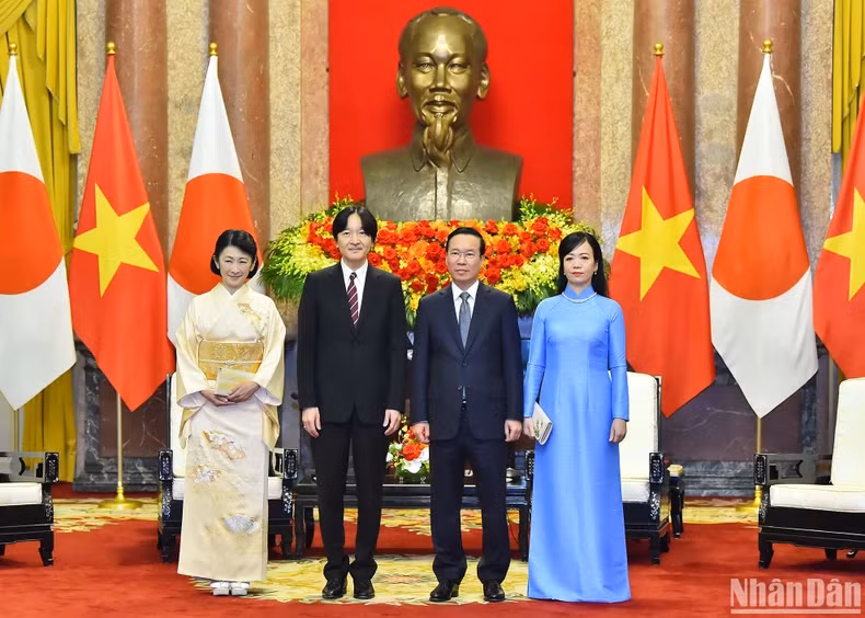 President Vo Van Thuong and his spouse Phan Thi Thanh Tam receive Japanese Crown Prince Akishino and Crown Princess Kiko.