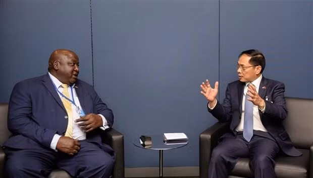 Minister of Foreign Affairs Bui Thanh Son (R) and Minister of State for Foreign Affairs of Uganda Henry Oryem Okello at their meeting in New York on September 20. (Photo: VNA)