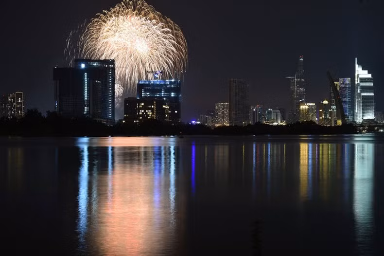 The firework display welcome the New Year 2023 at the beginning of the Saigon River tunnel (on the side of Thu Duc City).
