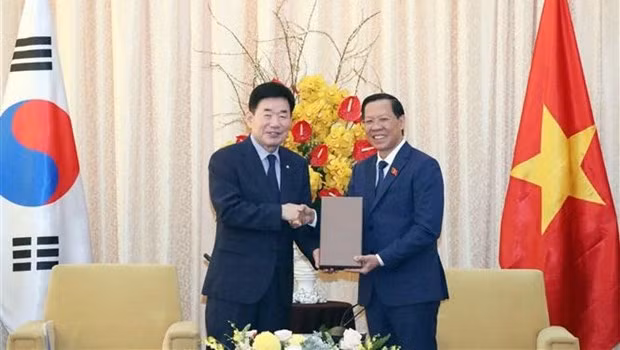 Chairman of the municipal People’s Committee Phan Van Mai (R) and visiting Speaker of the Republic of Korea's National Assembly Kim Jin-pyo (Photo: VNA)