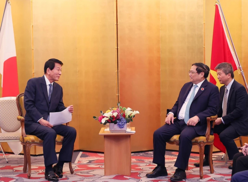 Prime Minister Pham Minh Chinh (R) and former Special Ambassador for Vietnam-Japan Sugi Ryotaro. (Photo: VNA)