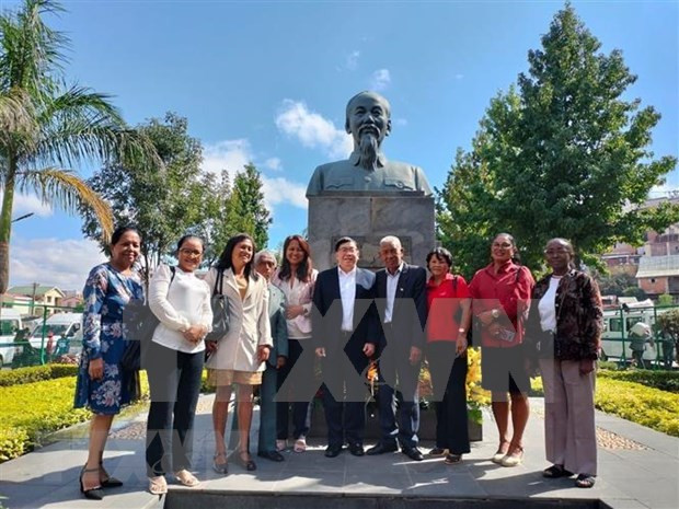 Ambassador Phan Hoang Kim and representatives of the Vietnamese community offer incense in tribute to President Ho Chi Minh at Ho Chi Minh Square in the capital Antananarivo (Photo: VNA)