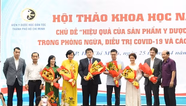 The research team on Sunkovir, the first traditional medicine to be licenced for treating respiratory tract viral infections in Vietnam. (Photo: VNA)