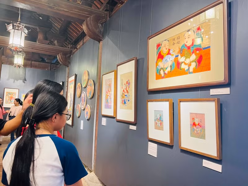 The exhibition attracts numerous young people. 