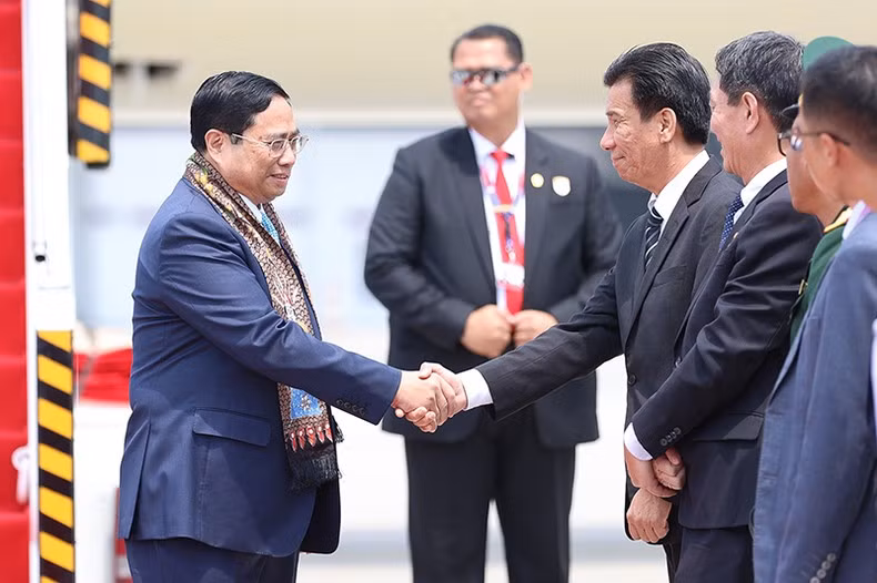 PM Pham Minh Chinh is welcomed at Soekarno - Hatta International Airport. (Photo: Nhat Bac)