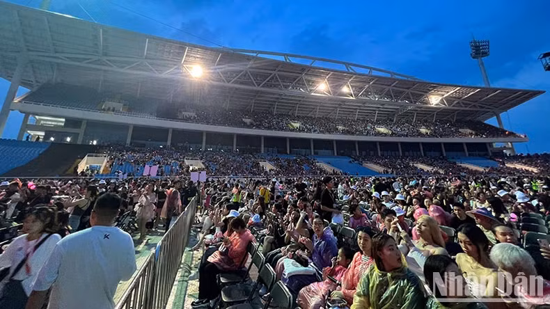 Vietnamese audiences are excited at the BlackPink's concert in Hanoi despite rains. (Photo: TRUNG HIEU) Vietnamese audiences are excited at the BlackPink's concert in Hanoi despite rains. (Photo: TRUNG HIEU)