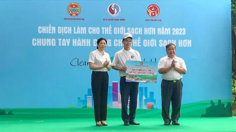 The Vietnam Farmers' Union Central Committee supports the model of “Farmers' Union, collecting pesticide packaging after use, building a community without plastic waste”, in Bac Ninh Province.