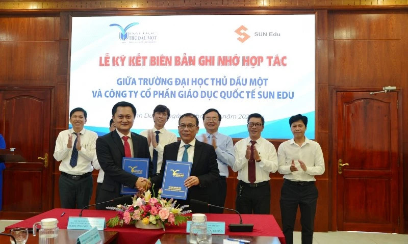 Leaders of the two units sign the MOU.