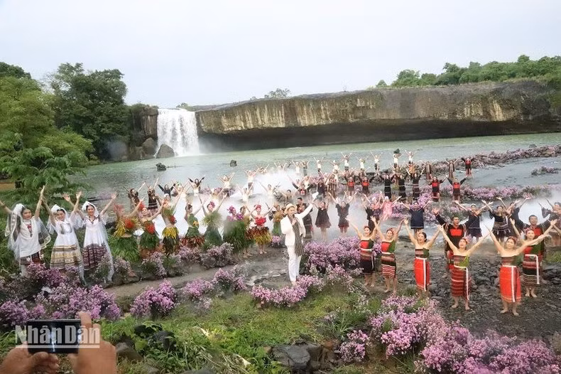 The show not only contributes to preserving and promoting the values of traditional cultural identities of ethnic minority groups in the Central Highlands but also promotes the great unity bloc of the whole nation and the locality's socio-economic development.