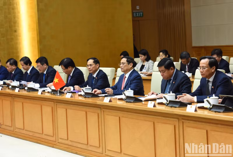 PM Pham Minh Chinh and members of the Vietnamese Government hold talks with PM Lee Hsien Loong. PM Pham Minh Chinh and members of the Vietnamese Government hold talks with PM Lee Hsien Loong.