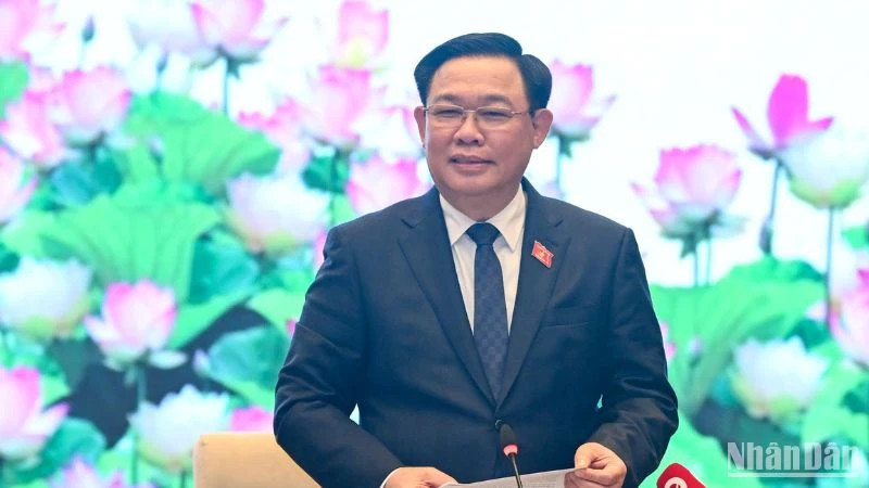NA Chairman Vuong Dinh Hue speaks at the meeting. (Photo: NDO)