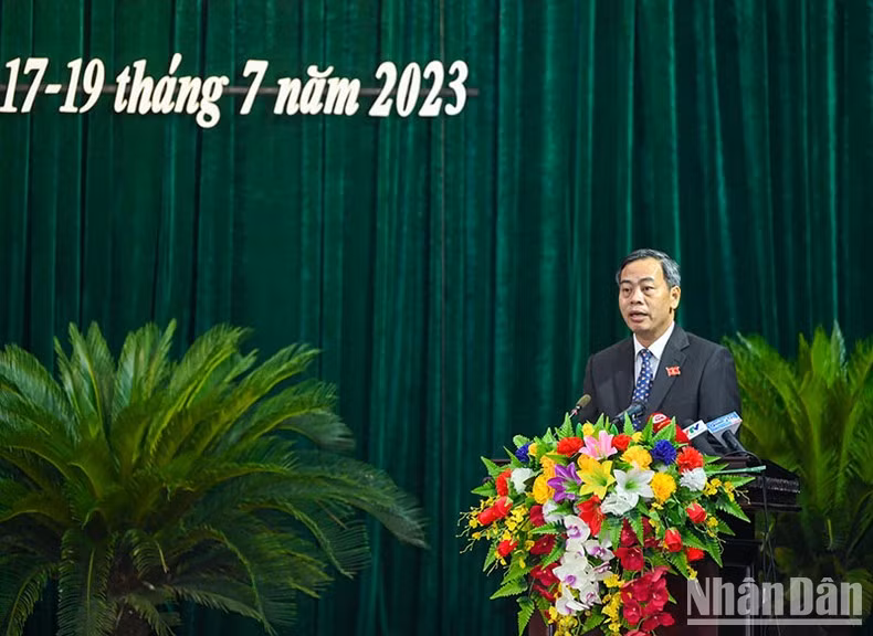 Chairman of Quang Tri Provincial People's CouncilNguyen Dang Quang delivers the opening speech.