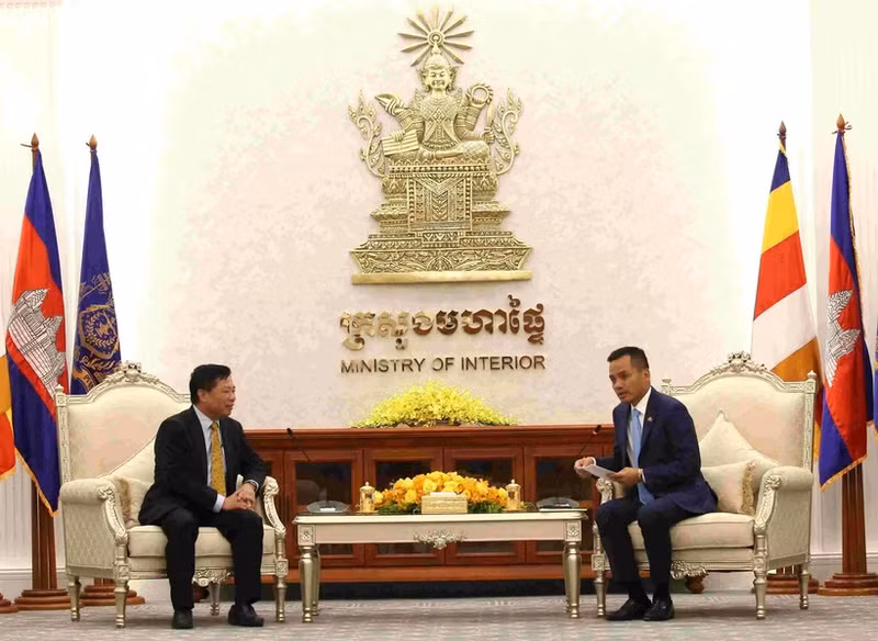 Cambodian Deputy Prime Minister and Minister of Interior Sar Sokha (R) and Vietnamese Ambassador to Cambodia Nguyen Huy Tang (Photo: VNA) 