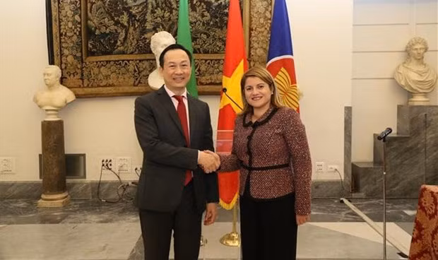 Vietnamese Ambassador to Italy Duong Hai Hung (L) and Italian Undersecretary of State for Foreign Affairs and International Cooperation Maria Tripodi (Photo: VNA) 