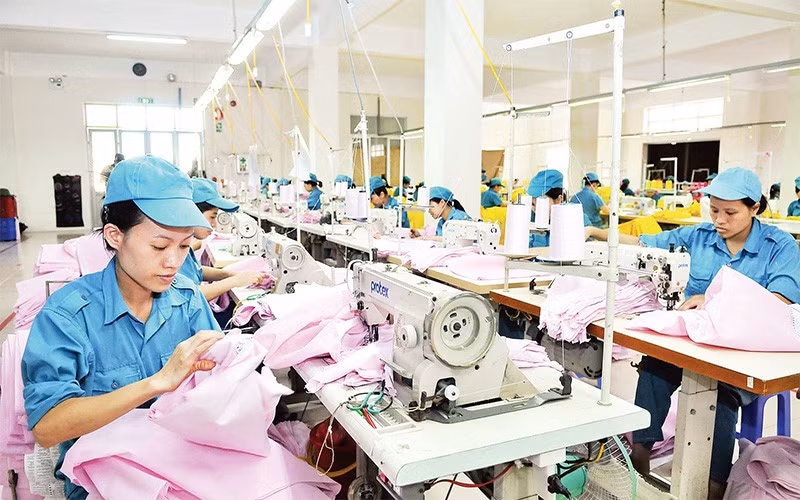 Female workers at 76 One Member Limited Company in Gia Lam District, Hanoi. (Photo: Nguyen Dang)
