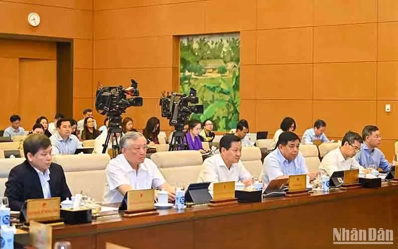 Chief Justice of the Supreme People's Court Nguyen Hoa Binh, Deputy Prime Minister Le Minh Khai and leaders of other ministries and agencies attend the session. Chief Justice of the Supreme People's Court Nguyen Hoa Binh, Deputy Prime Minister Le Minh Khai and leaders of other ministries and agencies attend the session.