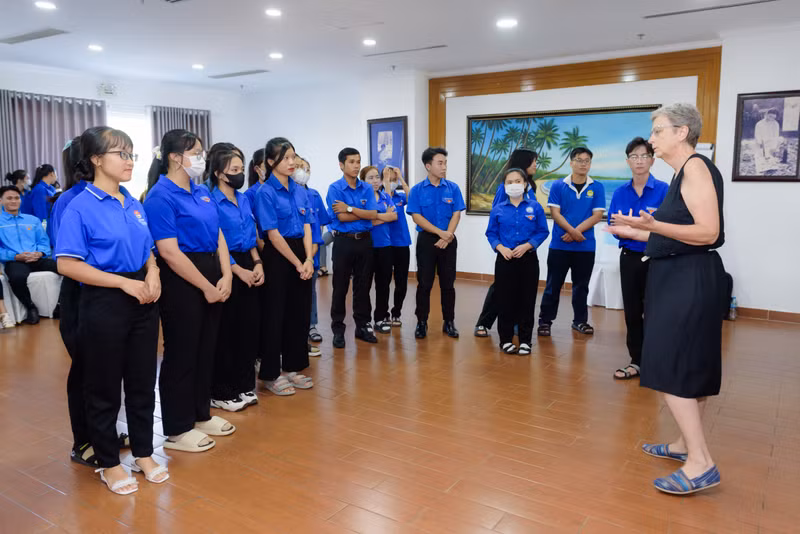 Christine Schmalor from the World Theatre Training Institute AKT-ZENT speaks at the workshop within the framework of the festival. (Photo: An Khang Media)