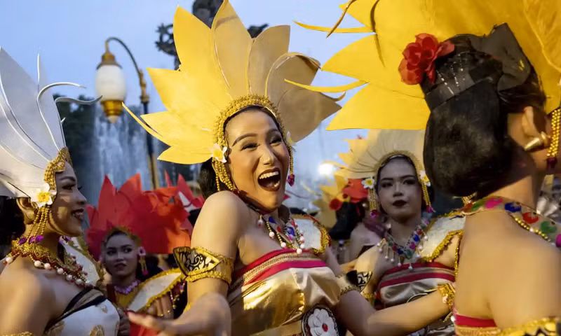The beauty of Balinese dancers as they participate in a parade during the New Year Celebrations in Denpasar, Bali, Indonesia. (Photo: EPA-EFE)