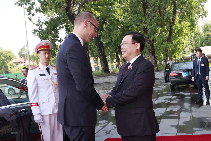 NA Chairman Vuong Dinh Hue (right) receives President of the National Council of Switzerland Martin Candinas. (Photo: VNA)