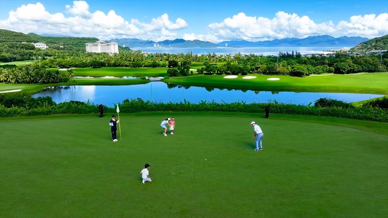 Enjoying wonderful moments with relatives at a luxury golf course. (Photo: VNAT)