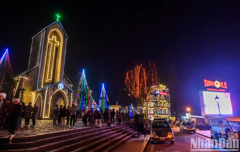 The scene of Sa Pa Town at night is magically beautiful.