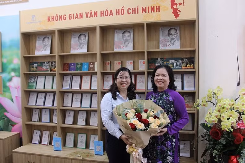 Young Publishing House presents the Ho Chi Minh Heritage Bookcase to the Ho Chi Minh Museum's City branch.