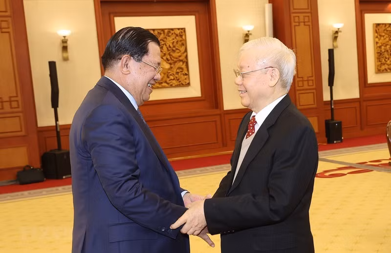 General Secretary of the Communist Party of Vietnam (CPV) Nguyen Phu Trong (R) and President of the Cambodian People's Party (CPP) and Prime Minister Hun Sen (Photo: VNA) 