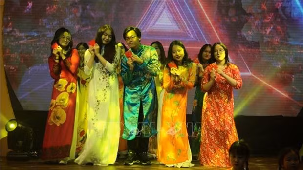 Overseas Vietnamese sing at the Tet celebration held by Vietnamese Embassy and Vietnamese Association in the Czech Republic. (Photo: VNA) 
