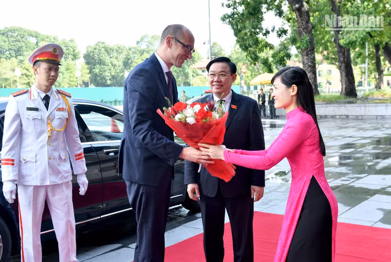 The NA Office’s receptionist presents flowers to welcome the President of the National Council of Switzerland Martin Candinas.