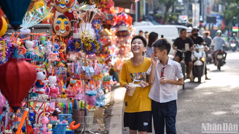 Star-shaped lanterns — an indispensable toy in the Mid-Autumn Festival — are sold in various sizes.