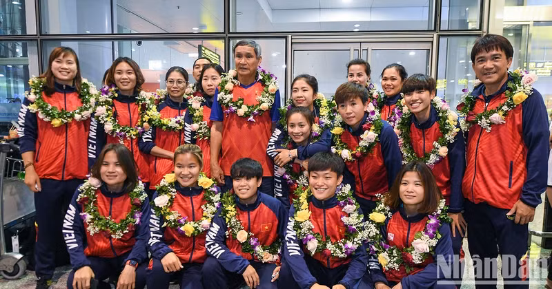 Coach Mai Duc Chung and Vietnamese women's football team. 
