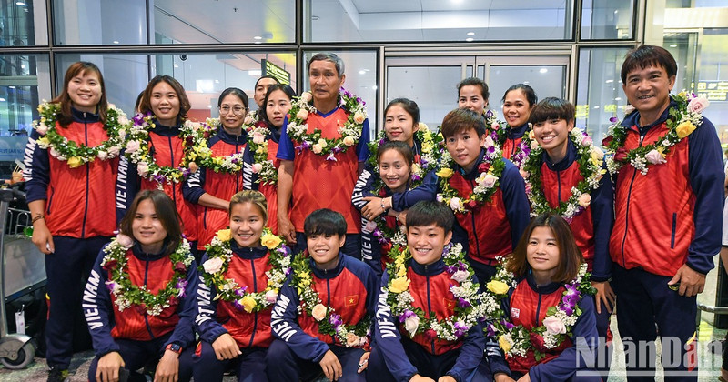 Coach Mai Duc Chung and Vietnamese women's football team. 