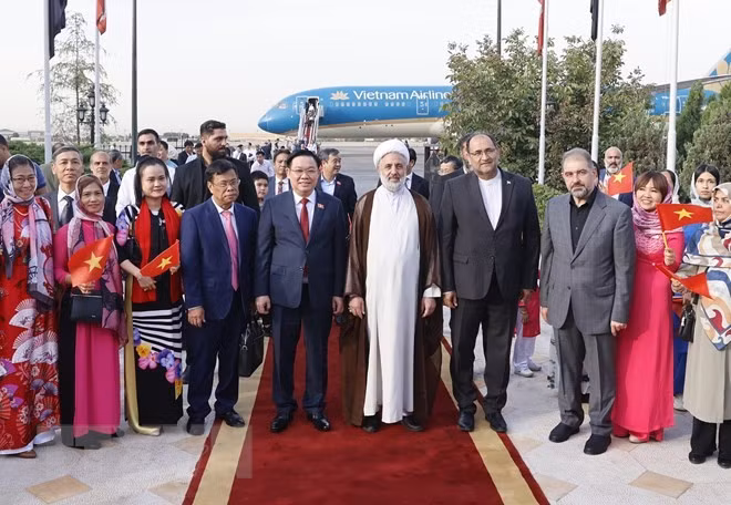 NA Chairman Vuong Dinh Hue (fifth from left) welcomed at Mehrabad airport (Photo: VNA)