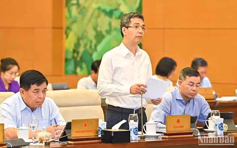 Deputy Minister of Finance Vo Thanh Hung presents a report on the State budget. Deputy Minister of Finance Vo Thanh Hung presents a report on the State budget.
