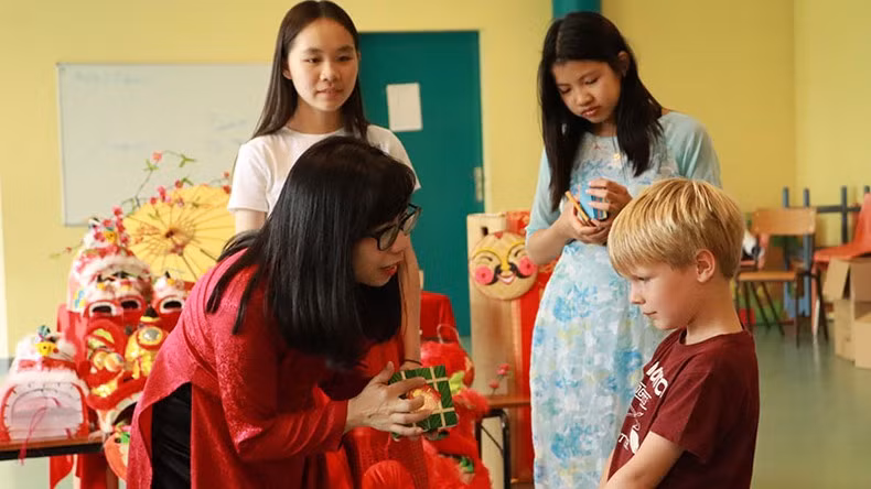 Vietnam's 'banh chung' (square glutinous rice cake) introduced to French children.