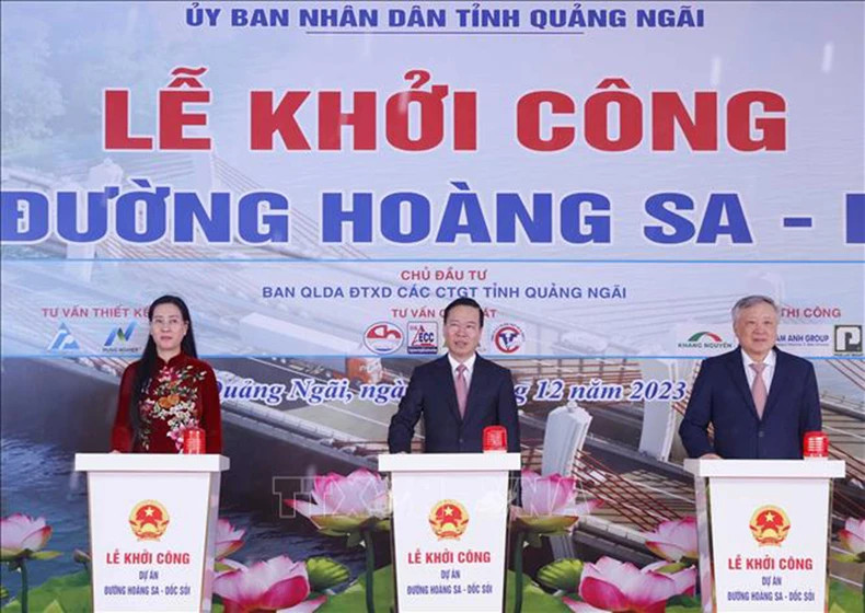 President Vo Van Thuong (C) attends the groundbreaking ceremony of the Hoang Sa - Doc Soi road project. (Photo: VNA) 