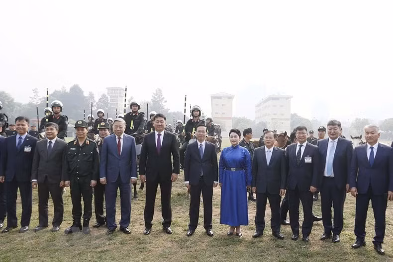 President Vo Van Thuong and Mongolian President Ukhnaagiin Khurelsukh pose for a photo with the Cavalry Mobile Police soldiers under the Mobile Police High Command. (Photo: VNA)