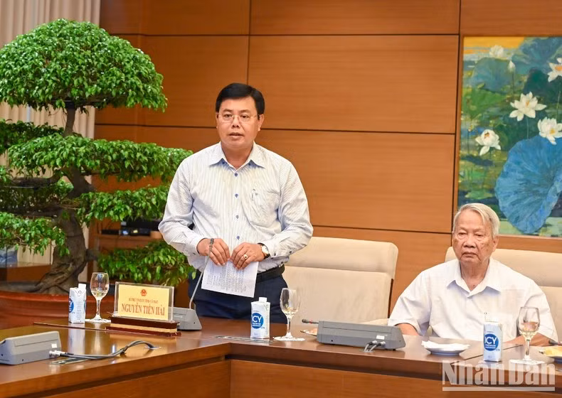 Secretary of Ca Mau Provincial Party Committee Nguyen Tien Hai makes a report at the meeting.