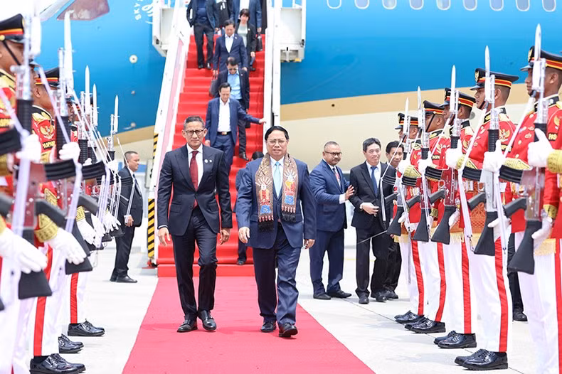 Prime Minister Pham Minh Chinh (right) arrives in Jakarta, Indonesia, on September 4 morning (local time). (Photo: Nhat Bac)