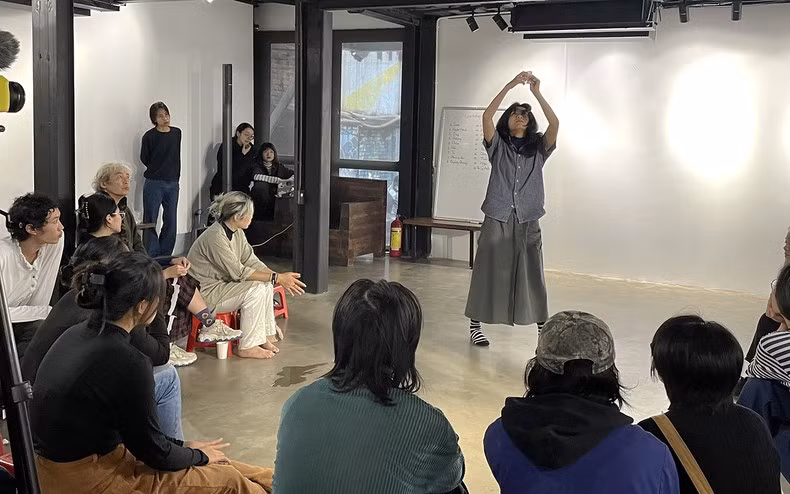 The practice of performing arts at the APD Centre in Hanoi. (Photo: NDO)