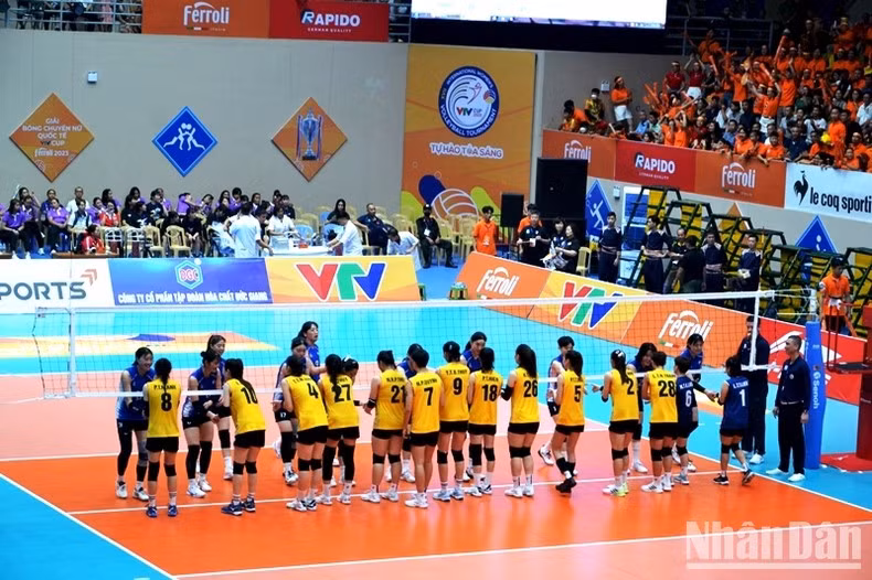 Right after the opening ceremony, the match between Vietnam 1 and Australia took place. (Photo: QUOC HONG)